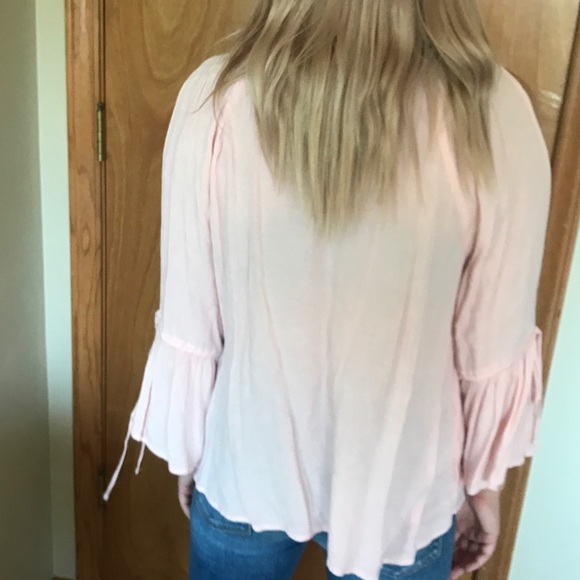 Women’s Hollister pink cold shoulder peasant top - Picture 3 of 6